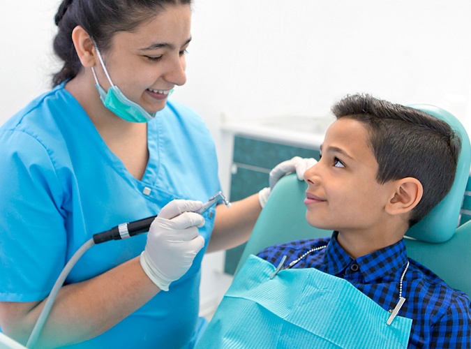 Assistentin behandelt Ihren kleinen Patient.