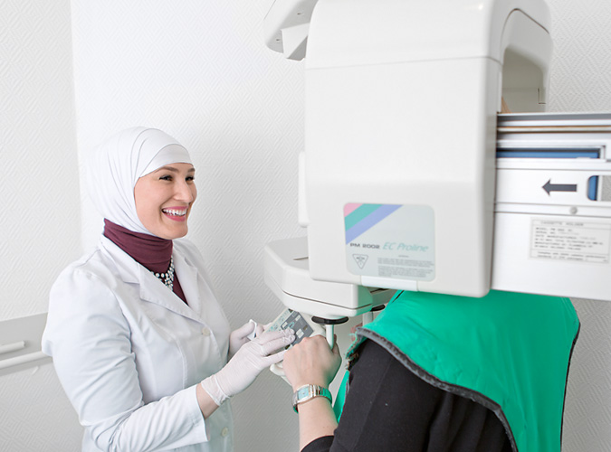 Zahnärztin Luma macht Röntgenaufnahmen der Patientin